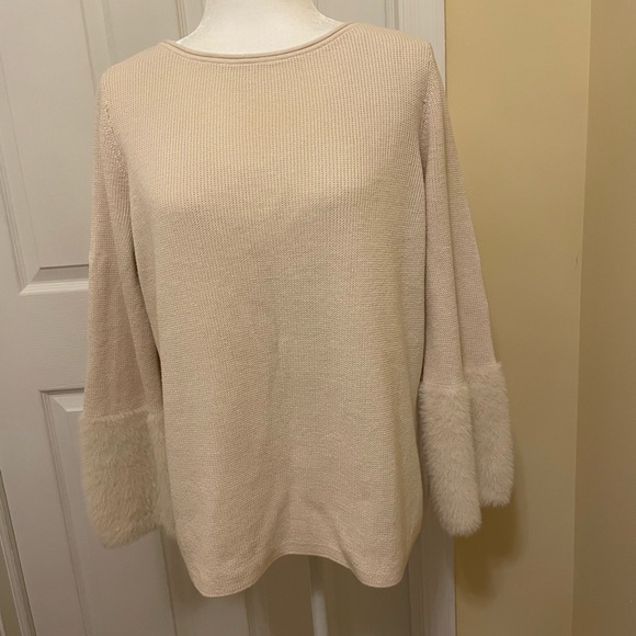 Cream sweater with faux fur cuffs - Picture 1 of 8